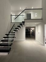 Escalier moderne en acier et bois flottant pour intérieur avec garde-corps en verre, escalier en chêne sur mesure