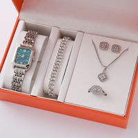 Nouvelle montre pour femme en métal de luxe léger, montre à quartz carrée simple et tendance pour étudiante, vente en gros