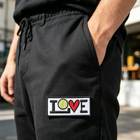 En gros, patchs brodés personnalisés thermocollants avec bordure Merrow, motifs tennis, cœur, lettre d'amour, badges brodés et appliques pour casquettes et vêtements