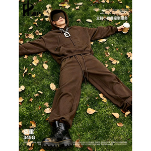 Ensemble sweat à capuche et pantalon en molleton uni tendance pour homme, avec masque pour les yeux en forme de cœur, par un créateur de vêtements pour hommes - Product Image 3