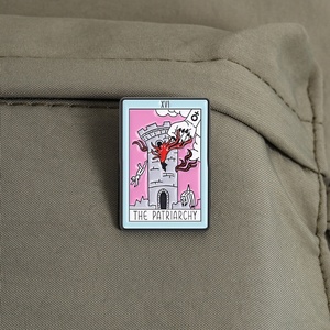 Broche Rectangular Pintado con Diseño de Carta del Tarot en Inglés Europeo y Americano, Puño de Poder, Versátil para Regalo o Accesorio - Product Image 4