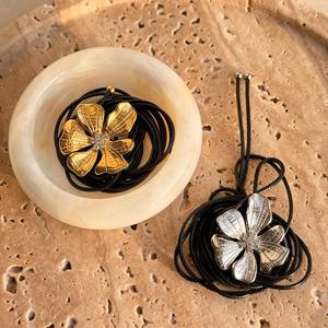 Роскошные эффектные ювелирные изделия из нержавеющей стали Регулируемая Веревка 18k позолоченный Большой цветок розы колье для женщин - Product Image 5