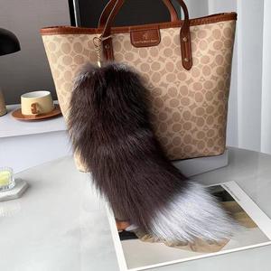 Nueva llegada 40cm tamaño grande Foxtail Fluffy llavero Real Fox Fur Tail bolso encanto decoración ligero Natural Fox Tails llavero - Product Image 6