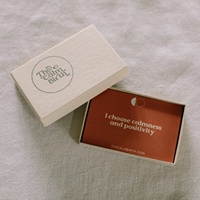 Jeu de cartes d'affirmation en papier écologique et durable avec logo personnalisé, estampage à chaud en feuille d'or et emballage sur mesure