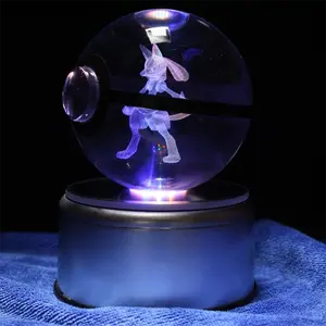 Toptan en popüler 3D lazer karakter Pokeball topu LED ışık taban özel temizle kristal cam poke topu çocuk hediye