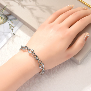 Bracelet à maillons géométriques en forme d'ancrage |   Bijoux en acier inoxydable plaqué or 18 carats PVD |   Imperméable, hypoallergénique et résistant au ternissement - Product Image 4