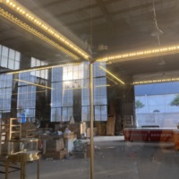 Vitrine en verre ondulé blanc avec éclairage LED et système de verrouillage pour bijoux et objets d'art, usage commercial dans les centres commerciaux