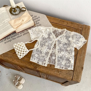 Un haut en dentelle à manches courtes, style princesse, pour bébés filles, été 2025, avec un petit manteau délicat. - Product Image 3