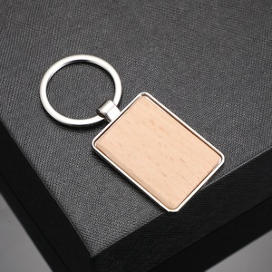 Porte-clés en bois de bambou personnalisé, imprimé et gravé, avec nom, pour Noël, mignon, populaire, en métal et bois vierge, vente en gros - Product Image 3