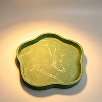 Plateau de rangement multifonctionnel en résine écologique, motif marbre vert veiné, forme fleur, bord nuage irrégulier, pour bijoux et salle de bain