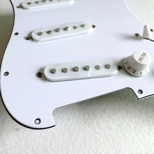Para <span class=keywords><strong>STP50</strong></span>, protector de guitarra de plástico y metal con 11 orificios para tornillos, con pastillas cerámicas escalonadas SSS (blanco/negro) para guitarras eléctricas - Product Image 2