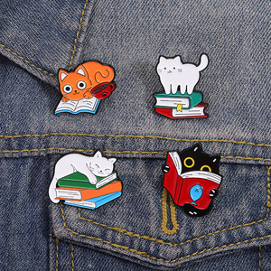 Pin de Esmalte con Diseño de Gato Leyendo un Libro, para Amantes de los Libros - Product Image 5