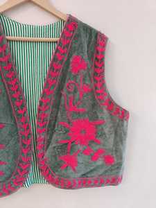Chaleco Bordado Suzani de Terciopelo Hecho a Mano |   Chaleco Boho Hecho a Mano |   Chaqueta Vintage con Estampado Floral para Mujer - Product Image 4