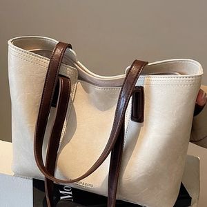 Sac fourre-tout pour femme en PU de grande capacité, relaxant, avec une texture de haute qualité, style tendance, utilisation toute saison - Product Image 3