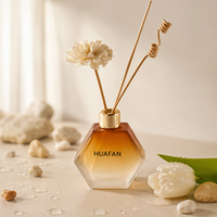 Vente en gros de flacons diffuseurs de parfum en verre transparent de 80 ml, forme polygonale irrégulière, personnalisables avec logo par sérigraphie et marquage à chaud