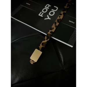 Ceinture en fausse fourrure pour femme Fiori, imprimé léopard, boucle carrée en résine, style décontracté, ceinture en tissu - Product Image 3