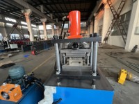 Nouvelle machine populaire de formage à froid de lamelles de porte à enroulement en acier galvanisé perforé à nervures de 0,7 à 1,2 mm