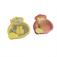 Approvisionnement direct usine : Accessoires pour téléphone portable (coques, supports, porte-clés) avec impression de personnages de dessins animés et motif sac porte-bonheur pièce d'or
