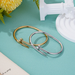 Bracciale da donna alla moda con borchie a forma di chiodo, in acciaio inossidabile argentato e oro 18 carati, certificato GAC, stile Love Nail - Product Image 3