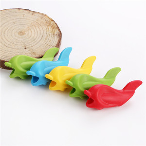Empuñadura de lápiz de silicona ecológica con diseño de pez y delfín para corrección de escritura de estudiantes para niños - Product Image 1