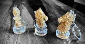 Porte-clés décoratif en résine avec éléments colorés intégrés, finition lisse, accessoire léger, idéal pour les clés, les sacs, les sacs à dos - Product Image 2