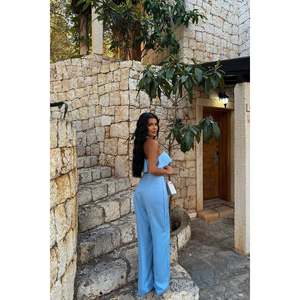 Combinaison ou barboteuse Tulum bleue pour femme avec détail Fedora unique - Product Image 1