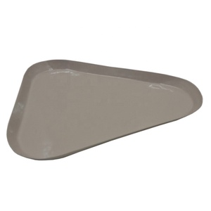 Bandeja de servicio de catering de forma triangular de hierro de Color Beige brillante de peso ligero para decoraciones de mesa de bodas y fiestas - Product Image 1