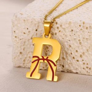 Venta al por mayor nuevo diseño de baloncesto de acero inoxidable gran <span class=keywords><strong>inicial</strong></span> colgante Collar chapado en oro <span class=keywords><strong>con</strong></span> <span class=keywords><strong>cadena</strong></span> de eslabones de moda - Product Image 3