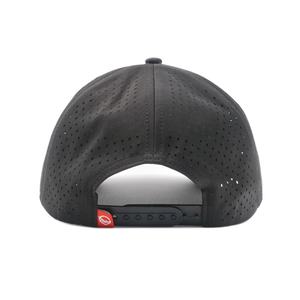 Gorras de Béisbol Deportivas Personalizadas de 6 Paneles, Estructuradas, con Parche de PVC y Goma, de Poliéster Negro Impermeable, con Orificios Cortados con Láser - Product Image 4