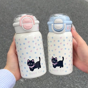 ขวดน้ำสุญญากาศลายแมวดำน่ารัก ขนาด 500 มล. สำหรับเด็ก ทำจากสแตนเลส ฝาปิดแบบพลิกสองด้าน พกพาสะดวก เก็บความร้อนได้ - Product Image 5