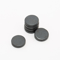 Aimant industriel permanent de disque magnétique noir rond cylindrique de ferrite de taille régulière en stock pour la référence d'échantillon