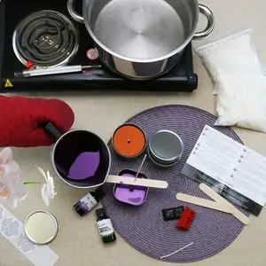 DIY Tins में सुगंधित सोया मोमबत्तियाँ बनाने किट की आपूर्ति