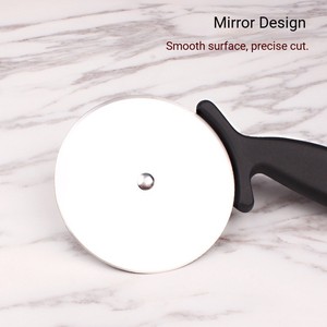 Couteau à pizza polyvalent en forme d'axe avec manche en bambou pour des gadgets de cuisine créatifs et des idées de cadeaux uniques - Product Image 4