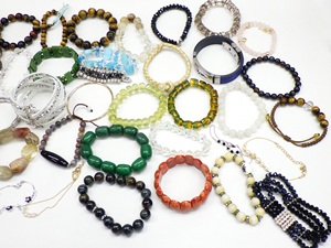 Bracelet d'accessoires d'occasion – Ensemble assorti de 50 pièces - Product Image 3