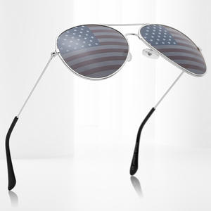 Lunettes de soleil aviateur unisexes, monture en métal, protection UV400, pour les sports de plein air et la conduite, avec design de lentilles à drapeau américain - Product Image 1