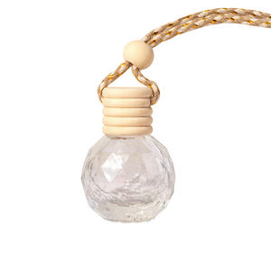 Nouvelle conception, flacon de parfum pour voiture suspendu de 11 ml, flacon en bois avec bouchon en forme de boule, flacon rafraîchisseur d'air pour voiture transparent - Product Image 1