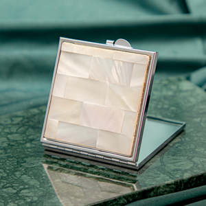 Wholesale Custom Logo Natural Shell Inlay Pocket <b>Mirror</b> Square Metal Vanity <b>Compact</b> <b>Mirror</b> Bridesmaid Gift Supply Gold Silver - Product Image 5