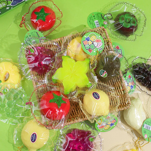 Surtido de Frutas Gourmet - Juguete Blandito con Empaque Atractivo, Regalo Antiestrés Pegajoso para Niños y Adultos, Venta al por Mayor, Colgante para Bolsa - Product Image 1