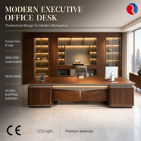 Grande table de bureau de direction avec base à double armoire et panneau central décoratif pour les intérieurs d'entreprises