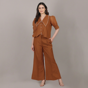Conjunto Tradicional Elegante de 2 Piezas, Color Marrón Kota Doria, con Cordón y Perlas, Prenda Moderna para Mujer - Product Image 1