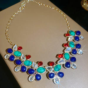 Parure de bijoux rétro pour femme : collier et boucles d'oreilles en résine et strass en forme de goutte d'eau avec aiguille argentée - Product Image 5