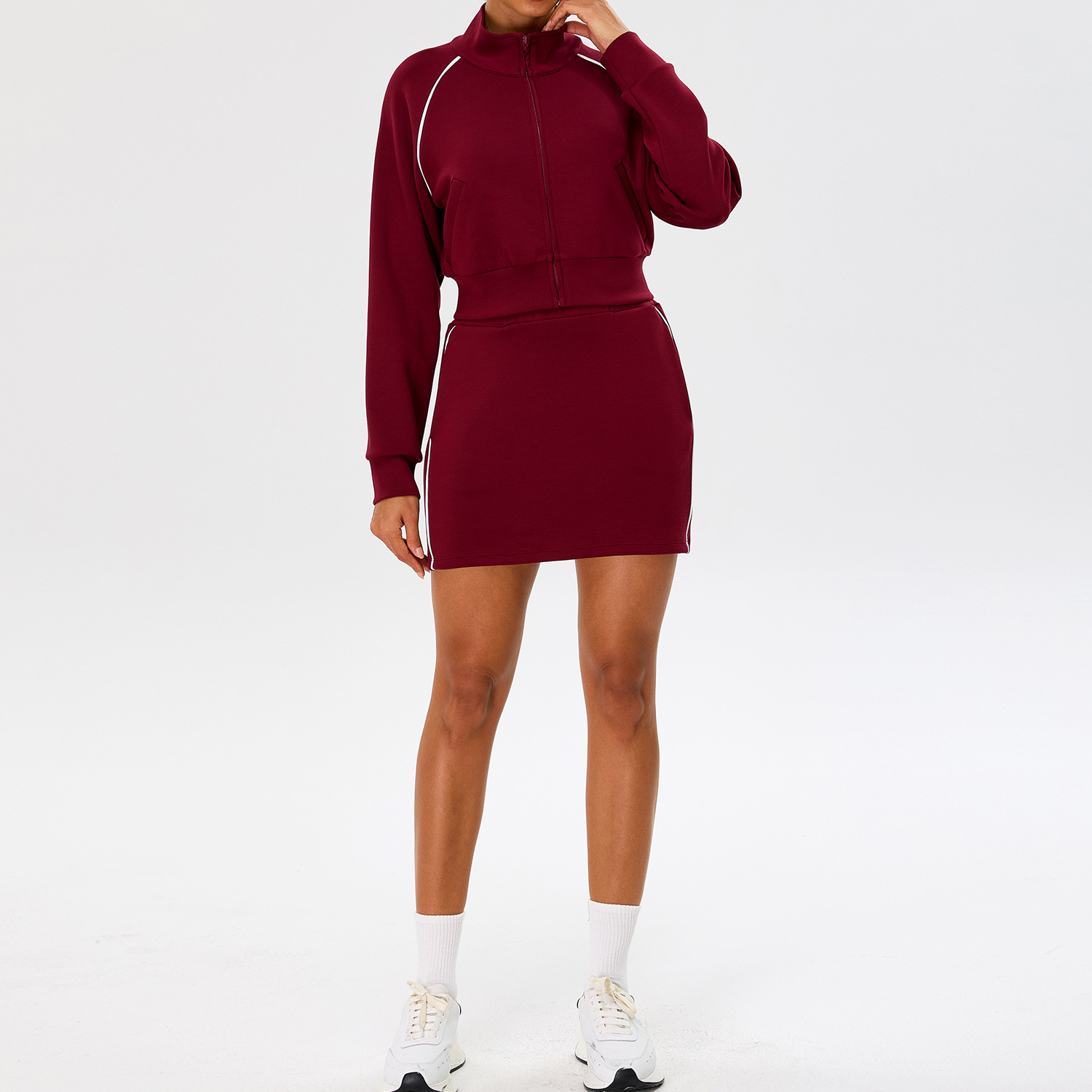 Falda roja y chaqueta holgada