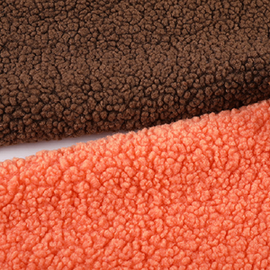 थोक गर्म रंग वाली एंटी गोली 250 जीएसएम 100 डी वार्प बुनाई 100% पॉलिएस्टर नरम शेर्पा ऊन कपड़े के लिए - Product Image 4