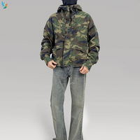 Veste de terrain classique à capuche boutonnée en tissu camouflage quadrillé, style streetwear, avec bords bruts et effet vieilli