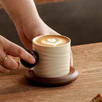 Tasse à café en céramique avec anse en bois 150ml 320ml, tasse à latte texturée ondulée avec soucoupe ronde en bois, vaisselle de café