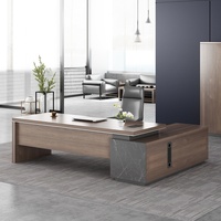 Bureau de direction en bois en forme de L, design moderne et luxueux, pour PDG, directeur, ou cadre supérieur.
