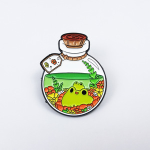 Spilla in metallo a forma di rana da cartone animato, personalizzata con pianta verde in bottiglia, distintivo a forma di animale, accessorio carino e versatile - Product Image 6