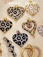 Usine personnalisée 18K plaqué or cuivre bricolage bijoux faits à la main breloques imprimé léopard pêche coeur amour collier pendentif