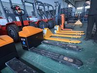 Chariot à palettes électrique au lithium de 1,5 tonne pour la logistique d'entrepôt et les centres de distribution