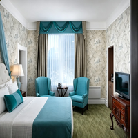 Ensemble de meubles classiques et traditionnels pour hôtel, appartement, villa, chambre d'hôtes, avec tête de lit capitonnée, lit avec rangement et cadre en contreplaqué